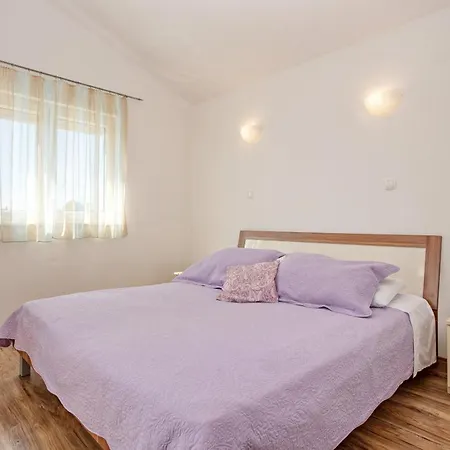 By The Sea - 19367 로고즈니차